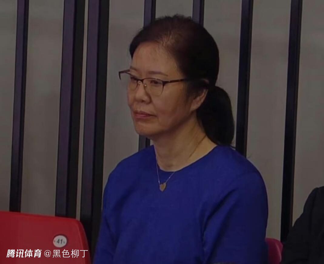 新力量黄景瑜：月半宅男or女装杀手我都能演 2018-02-11 在《红海行动》的某一场发布会上，黄景瑜曾看着同为90后的退伍陆战队员发出感慨：我们这一代曾遭受很多非议，而如今90后也已经可以担负起重任。