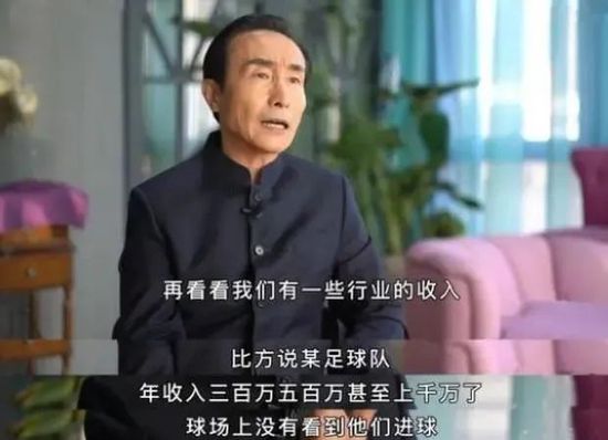 德尼罗左拥右抱两位美女，怡然自得。