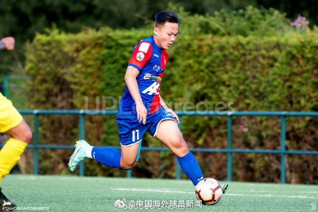 孕中斯嘉丽挺大肚与男友散步 变短发平庸似路人 2014-05-08 近日，斯嘉丽·约翰逊被拍到与未婚夫Romain Dauriac在巴黎街头散步，已经怀孕好几个月的她大肚明显，穿着运动裤和运动鞋，一头金色长发也已剪短，似乎已经为八月宝宝的诞生做好了准备。