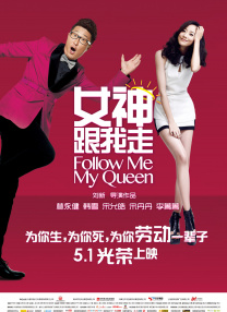 路透中，王一博穿着一身深灰色休闲装，造型简约，他双手叉腰站在早餐摊旁边，画面中满满生活气息。