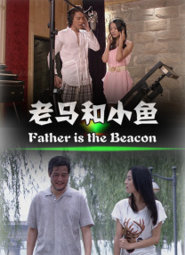 王菲亲昵的挽住梁朝伟的胳膊，歪着脑袋凑过去贴贴，梁朝伟正对着镜头，露出腼腆的微笑，略显拘谨，僵硬得站的笔直。