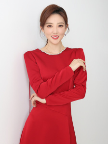 德赫CP再发糖 汤姆艾玛同游沙滩甜蜜拍照 2019-08-20 8月20日，汤姆·费尔顿通过微博晒出一张自己盘腿坐在沙滩上“打坐”的照片，并配文表示照片的摄影师是艾玛·沃特森。